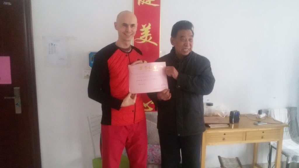Maciek Topolewski Ćwiczący Zhineng Qigong